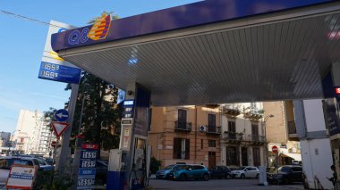Palermo, İtalya - 18 Aralık 2025: Otoyolda benzin ve dizel yakıt fiyatlarıyla sergilenen Q8 benzin istasyonunun bayrağı