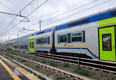 Civitavecchia, Italy- 19 Aralık 2025: İtalya 'daki Civitavecchia tren istasyonunda Trenitalia Trenleri.