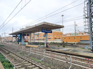 Civitavecchia, Italy- 19 Aralık 2025: Civitavecchia, İtalya 'daki tren istasyonu manzarası