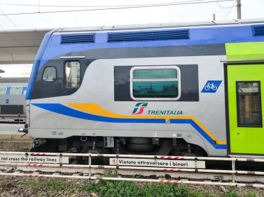 Civitavecchia, Italy- 19 Aralık 2025: İtalya 'daki Civitavecchia tren istasyonunda Trenitalia Trenleri.