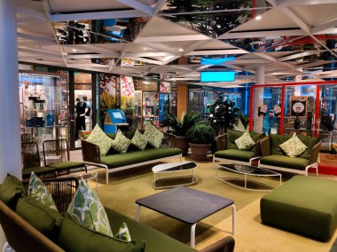 Palma de Mallorca, İspanya - 16 Aralık 2025: Costa Cruise şirketinin büyük yolcu gemisi Costa Smeralda 'nın içi