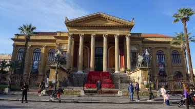 Palermo, İtalya - 18 Aralık 2025: Teatro Massimo Vittorio Emanuele, daha çok Teatro Massimo olarak bilinir, İtalya 'nın en büyük opera binası olup Avrupa' nın en büyük binalarından biridir..