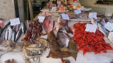 Palermo, İtalya - 18 Aralık 2025: Balık ve deniz ürünleri dükkanı, Palermo, Sicilya, İtalya 'da sokak gıda pazarı