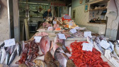 Palermo, İtalya - 18 Aralık 2025: Balık ve deniz ürünleri dükkanı, Palermo, Sicilya, İtalya 'da sokak gıda pazarı