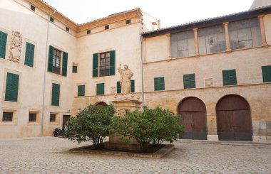 Palma, Mayorka, İspanya - 16 Aralık 2025: Diocesan Müzesi 'nin iç avlusu, 13. yüzyıldan kalma bir piskopos sarayı, heykeller, tablolar ve seramiklerin sergilendiği.