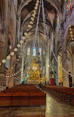 Palma, Mayorka, İspanya - 16 Aralık 2025: İspanya 'da Palma de Mallorca' da bulunan Saint Eulalia kilisesinin güzel iç manzarası