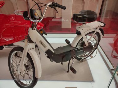 Palma de Mallorca, İspanya - 16 Aralık 2025: Cruise gemisi Costa Smeralda- Piaggio Ciao, Costa Smeralda 'da sergilenirken motosiklet