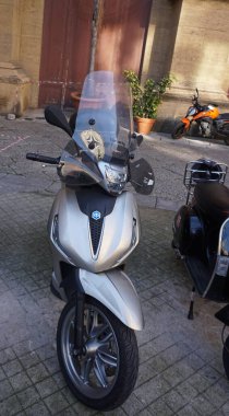 Palermo, İtalya - 18 Aralık 2025 Gümüş Maxi scooter 'ı Piaggio Beverly' dir. Palermo, İtalya 'da 18 Aralık 2025 tarihinde kapatıldı.
