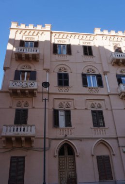 İtalya 'daki Palermo' daki tarihi binanın eski cephesi