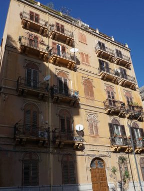 İtalya 'daki Palermo' daki tarihi binanın eski cephesi