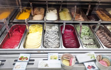 Barselona, İspanya - 14 Aralık 2025: İspanya 'da 14 Aralık 2025' te Barcelona 'da farklı İtalyan dondurmaları