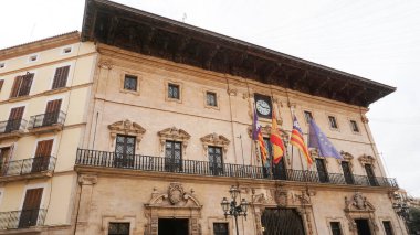 İspanya 'nın Balear Adaları özerk topluluğu Mallorca adasındaki Plaza de Cort' ta bulunan Palma belediye binasının ön cephesi.