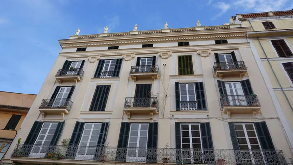 İspanya 'daki Palma de Mallorca' da güzel sokak manzaraları ve mimari