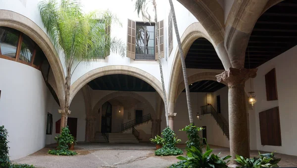 İspanya 'daki Palma de Mallorca' da güzel sokak manzaraları ve mimari