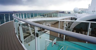 Barcelona, İspanya - 15 Aralık 2025: Palermo, İtalya 'daki Costa Smeralda yolcu gemisinde ağ ile kaplı basketbol sahası