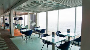 Palma de Mallorca, İspanya - 16 Aralık 2025: Costa Cruise Line 'ın büyük yolcu gemisi Costa Smeralda' da yemek odası büfesi