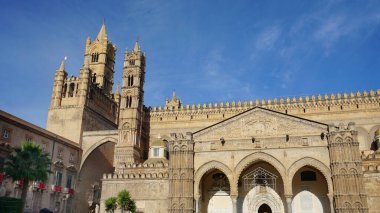 Palermo Katedrali Palermo, Sicilya, İtalya 'da Bakire Meryem' in Varsayımına adanmıştır.
