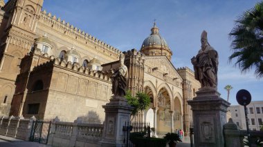Palermo Katedrali Palermo, Sicilya, İtalya 'da Bakire Meryem' in Varsayımına adanmıştır.