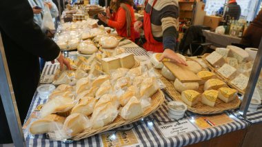 Barselona, İspanya - 14 Aralık 2025: İspanya 'nın Barcelona kentindeki sokak pazarında peynirli sokak yemeği