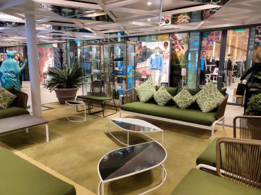 Palma de Mallorca, İspanya - 16 Aralık 2025: Costa Cruise şirketinin büyük yolcu gemisi Costa Smeralda 'nın içi