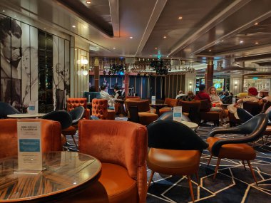 Palma de Mallorca, İspanya - 16 Aralık 2025: Costa Cruise şirketinin büyük yolcu gemisi Costa Smeralda 'nın içi