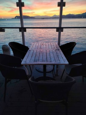 Günbatımında soyut modern yolcu gemisinin içi.