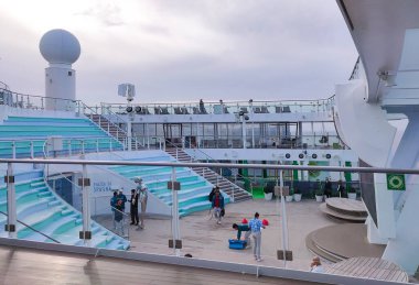 Palermo, İtalya - 18 Aralık 2025: Kosta Smeralda yolcu gemisinin güverte ve güverte manzarası