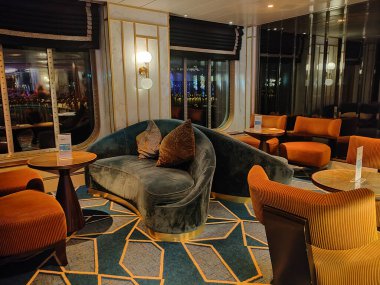 Palma de Mallorca, İspanya - 16 Aralık 2025: Costa Cruise şirketinin büyük yolcu gemisi Costa Smeralda 'nın içi