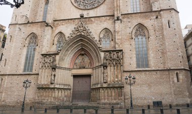 Barselona Katedrali 'nin ayrıntılı cephesi, gotik mimari tarzda taştan yapılmıştır - Barselona Katedrali