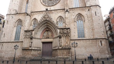Barselona Katedrali 'nin ayrıntılı cephesi, gotik mimari tarzda taştan yapılmıştır - Barselona Katedrali