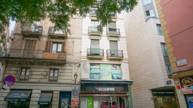 Barselona, İspanya - 14 Aralık 2025: Barcelona 'da renkli sokak grafitileri, Barcelona, İspanya' da 14 Aralık 2025 tarihinde şehir duvarlarında canlı duvar resimleri ve şehir sanatları sergilendi.