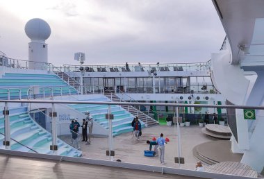 Palermo, İtalya - 18 Aralık 2025: Kosta Smeralda yolcu gemisinin güverte ve güverte manzarası