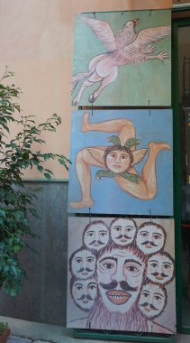 Palermo, İtalya - 18 Aralık 2025: 18 Aralık 2025 'te İtalya' nın Palermo kentindeki sokakta renkli duvar resimleri veya sanat eserleri