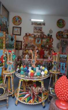 Palermo, İtalya - 18 Aralık 2025: Sicilya geleneksel seramikleri. Tabak, tabak, vazo İtalya 'da Palermo Sicilya' da