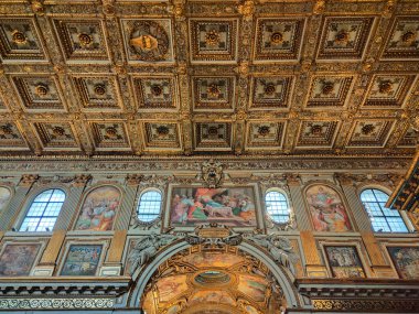 Roma, İtalya - 19 Aralık 2025: Santa Maria Maggiore olarak da bilinen Aziz Mary Bazilikası 'nın iç görünümü. Roma 'nın dört büyük bazilikasından biridir..