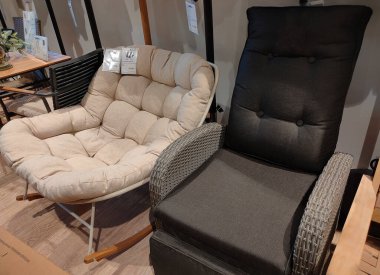 Kyiv, Ukrayna - 8 Aralık 2025: İspanya 'daki JYSK mağazasının iç görünümü. JYSK, ev için her şeyi satan küresel bir perakende zinciri. 1979 'da kuruldu..