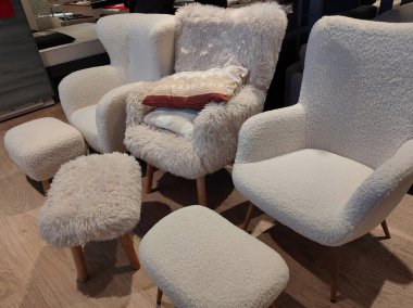 Kyiv, Ukrayna - 8 Aralık 2025: İspanya 'daki JYSK mağazasının iç görünümü. JYSK, ev için her şeyi satan küresel bir perakende zinciri. 1979 'da kuruldu..