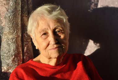 Kişisel sağlık sorunları için endişelenen düşünceli yaşlı kadının portresini yakından çek. Aile sorunlarını düşünen, evde yalnız hisseden yaşlı bir kadın..