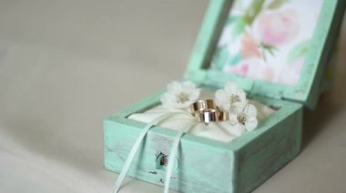 Alyans çiçek açan apple ile ahşap kutusunda