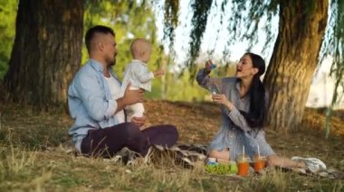 Bebek aile pikniğinde baloncuklarla eğleniyor