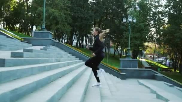 Frau joggt auf Treppe im Stadtpark — Stockvideo