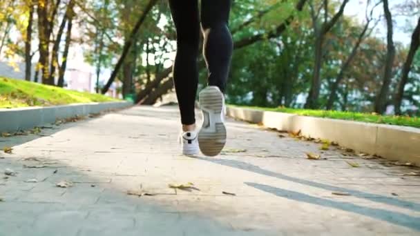 女足穿着运动鞋在公园里奔跑 — 图库视频影像