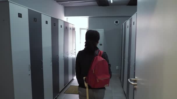 Black woman entering locker room in gym — Stock Video