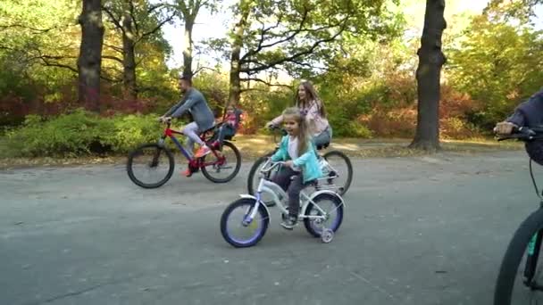 Aktiv familj på fem njuter av cykling i parken — Stockvideo