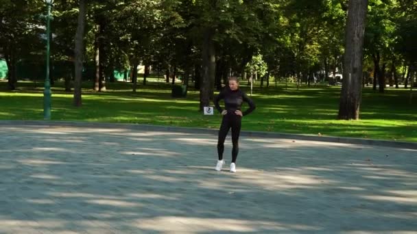 Sportig kvinna värma upp fötter innan jogging i parken — Stockvideo