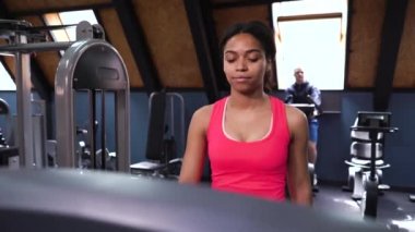 Afrikalı Amerikalı kadın spor salonunda koşu bandında yürüyor