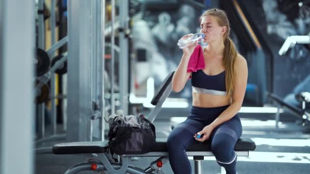 Fit женщина питьевой воды после тренировки в тренажерном зале — стоковое видео