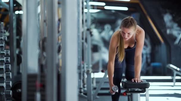 Mujer atlética haciendo ejercicio con pesas en el gimnasio — Vídeo de stock