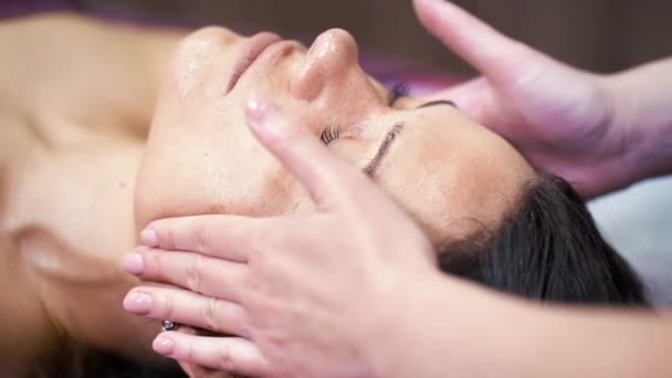 Face massage of woman in wellness spa — Stock Video