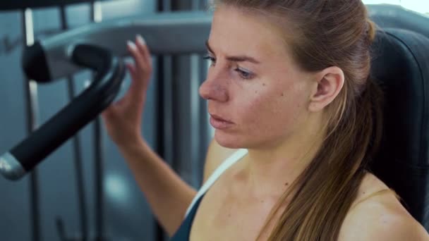 Equipo femenino del gimnasio del levantamiento del culturista — Vídeos de Stock